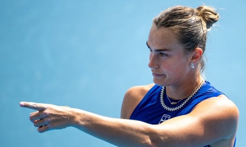 „Někdo tady hulí trávu." Sabalenková zastavila zápas kvůli zápachu. Na tiskovce pak sršela vtipem
