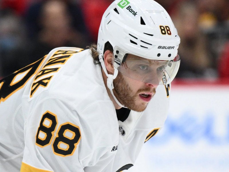 Kapitán Pastrňák zapsal 2+2 a má 422 gólů za Boston. Před ním už stojí jen tři legendy