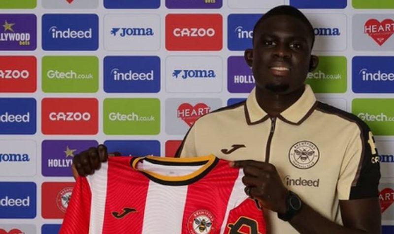 Doufám, že se West Ham brzy vrátí tam, kam patří, loučil se bývalý obránce Slavie. Nyní bude sloužit Brentfordu