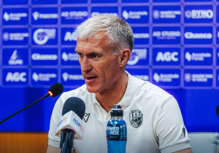 Půlnoční striptýz v Římě sliboval souznění. O deset měsíců později Hyský balil kufry