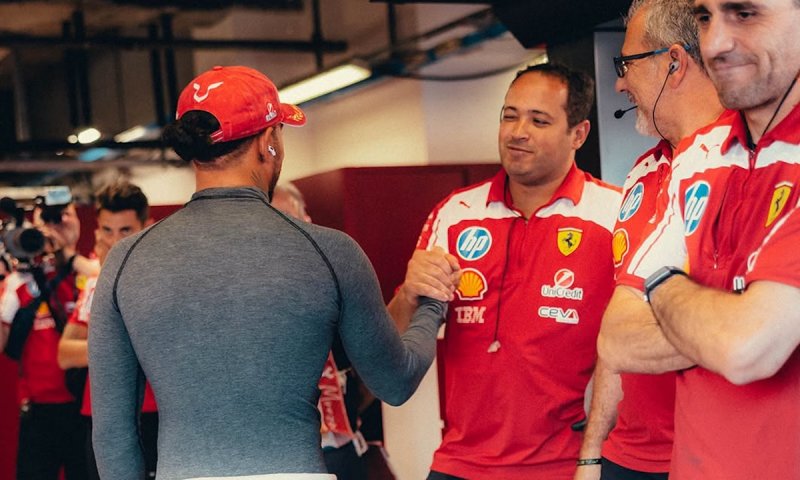 Dusno ve Ferrari: Leclerc vytlačil Hamiltona na trávu, Brit pak zkritizoval přístup týmu