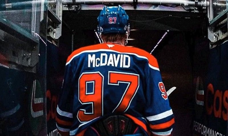 McDavid do Toronta? Manželka hvězdy Oilers jediným příspěvkem rozpoutala přestupové šílenství