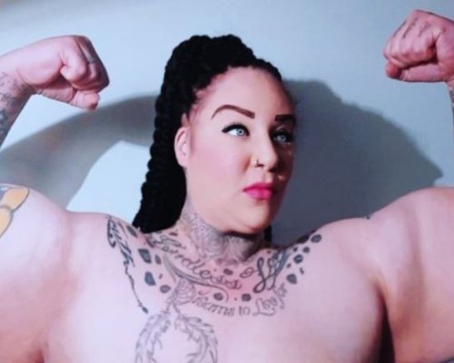 Zapomeňte na Terminátora! Tato žena má bicepsy o devět centimetrů větší a muži jí padají k nohám