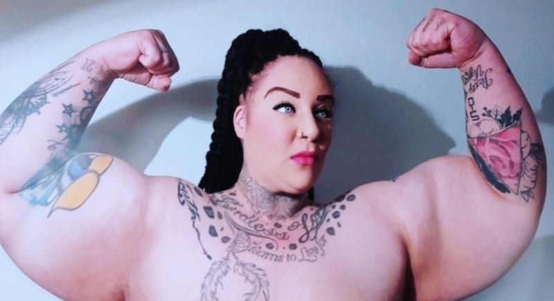 Zapomeňte na Terminátora! Tato žena má bicepsy o devět centimetrů větší a muži jí padají k nohám