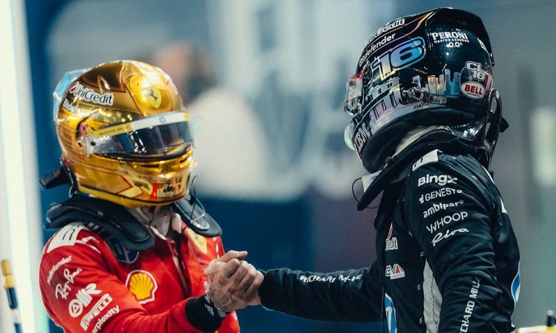 Hamilton neposlechl Ferrari a draze za to zaplatil. Po závodě se omlouval