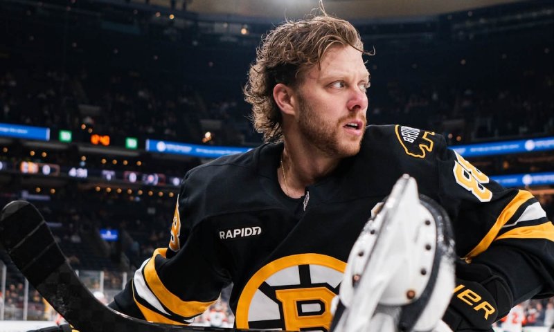 Nejen Pastrňák šplhá historickým pořadím. Crosby sahá po absolutním rekordu a McDavid stíhá Šťastného