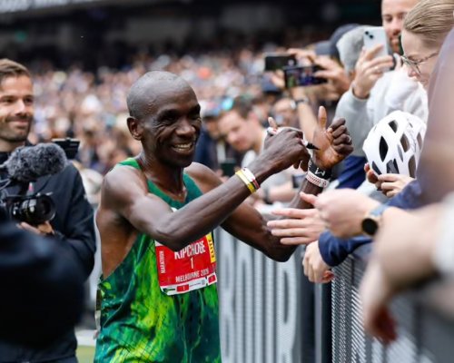 Maratonský král odmítá zestárnout! Jednačtyřicetiletý Kipchoge stanovil nový rekord Melbourne a chystá se i na Antarktidu