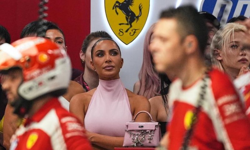 V Monaku ho odpálkovala, v Singapuru už se usmívala. Kardashian napravila přešlap vůči legendě F1