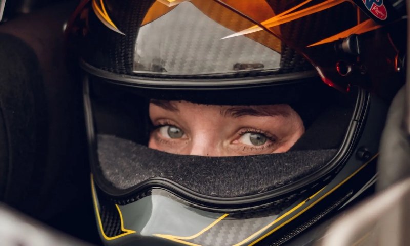 Z nuly na 160 km/h za sekundu. V nejšílenějším motorsportu planety ženy pravidelně porážejí muže