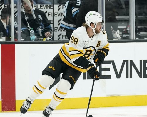 Pastrňák slaví v NHL další trefu, produktivní byl i Hertl. Výhry vychytal Dostál a Vejmelka