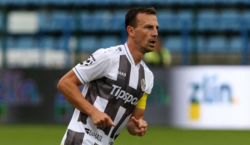 Přišel Hradec o svého kapitána? Darida musel ze hřiště na nosítkách sezona by pro něj mohla skončit předčasně