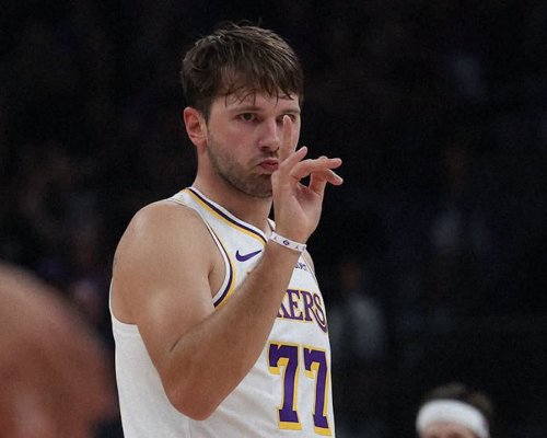 Dončić předvedl první padesátku sezony NBA! Lakers spasil 52 body a osmi trojkami