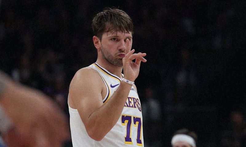 Dončić předvedl první padesátku sezony NBA! Lakers spasil 52 body a osmi trojkami
