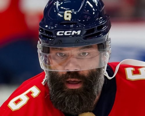 "Vyhoďte ho z NHL!" Gudasův nekompromisní hit rozpoutal bouři, český obránce přesto vyvázl bez trestu
