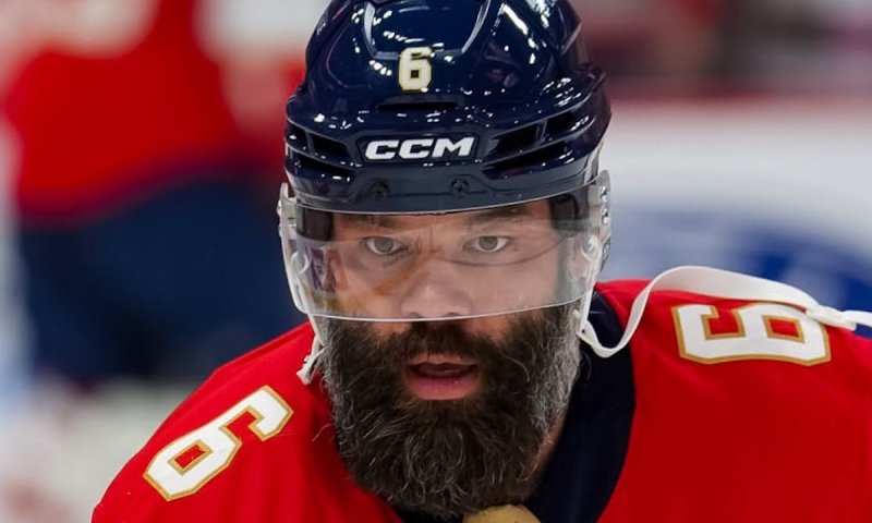 "Vyhoďte ho z NHL!" Gudasův nekompromisní hit rozpoutal bouři, český obránce přesto vyvázl bez trestu