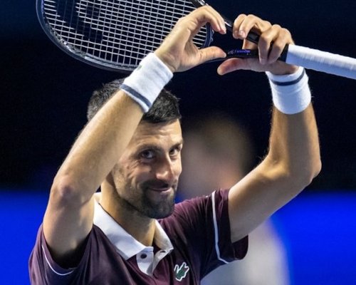 Třiatřicet výher nad Francouzi v řadě! Djokovič po obratu odmítá konec sezony a dál živí naději na rekordní účast na Turnaji mistrů