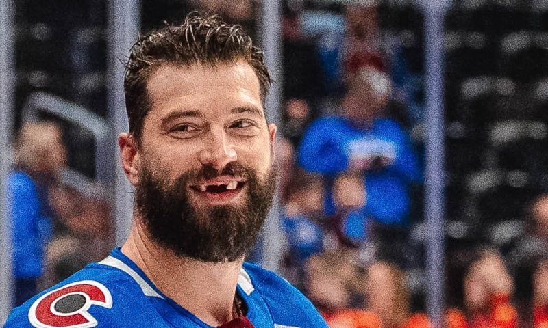 Funkční veterán Burns sekl Cheliose a dál může stíhat svatou trojici Coffey, Lidström a Bourque