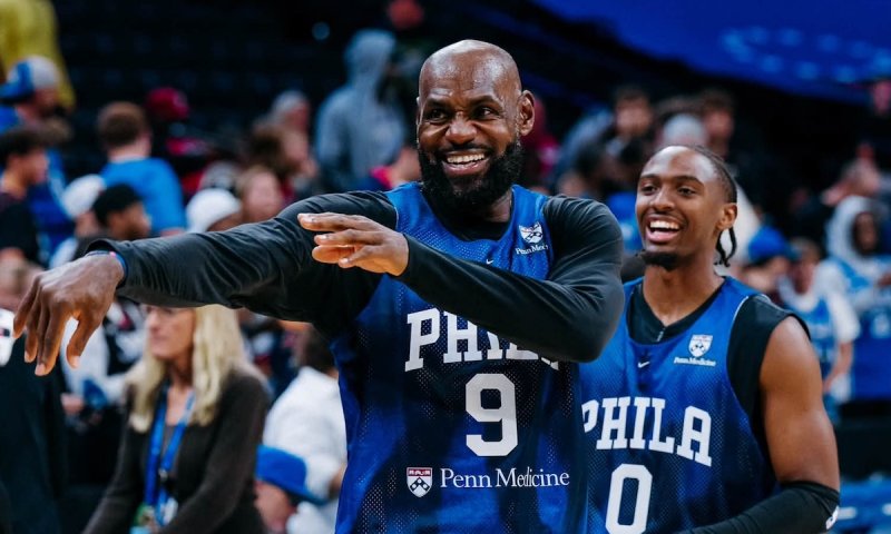 LeBron poprvé pobláznil Philadelphii. Smečoval, pálil trojky a stihl i hlídat Maxeyho dceru